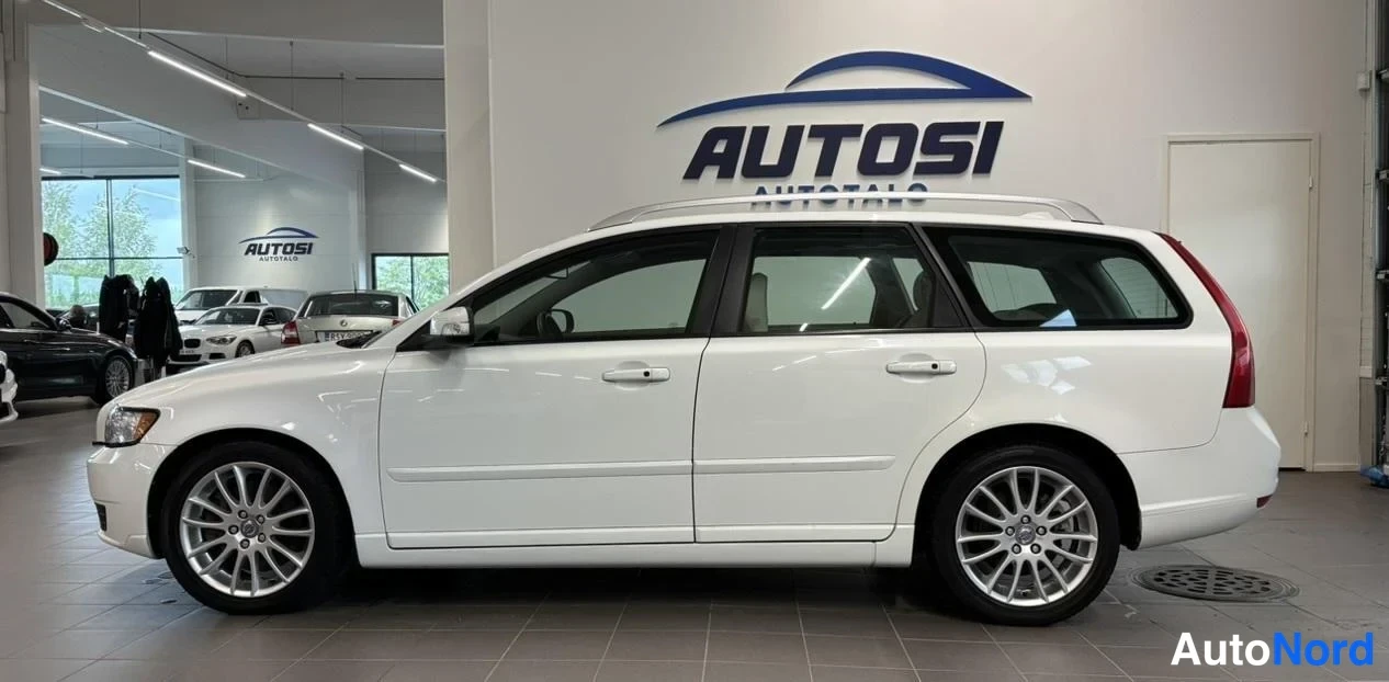 Valkoinen Volvo V50 2009, sivulta, kuva 4