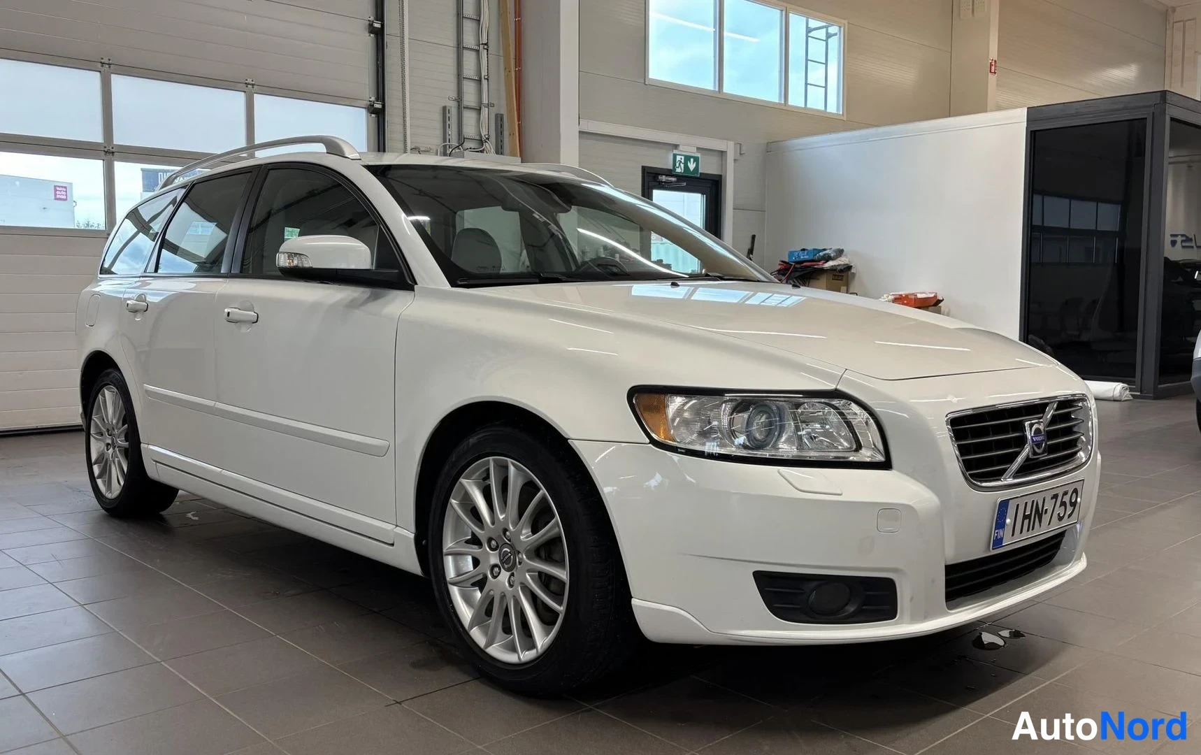 Valkoinen Volvo V50 2009, etuviisto, keula oikealle, kuva 2
