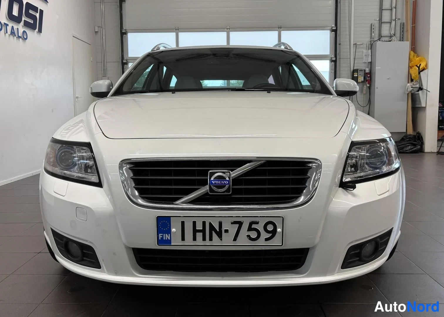 Valkoinen Volvo V50 2009, edestä, kuva 3