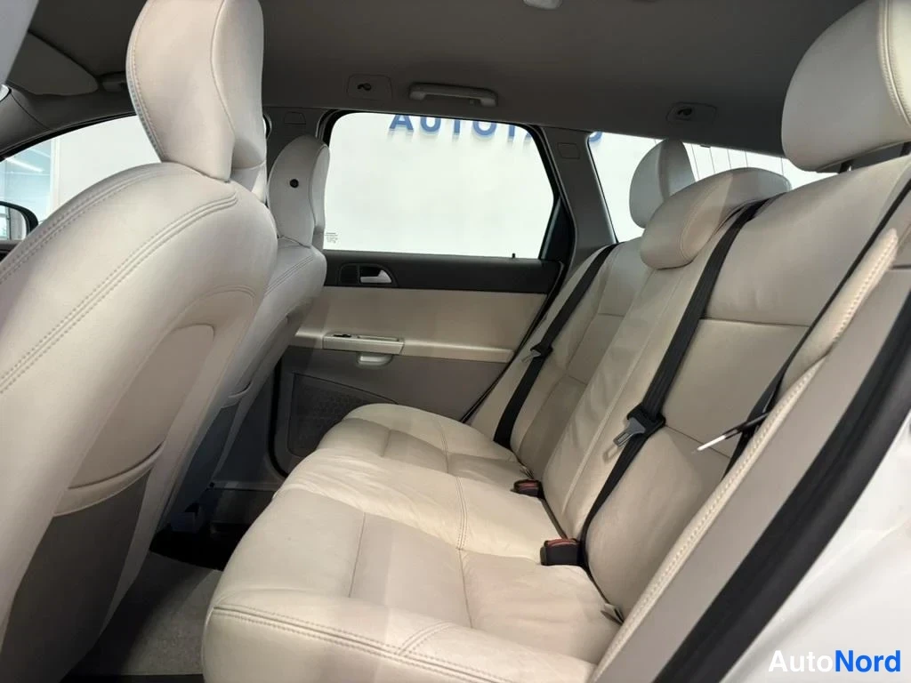 Valkoinen Volvo V50 2009, kuva 8