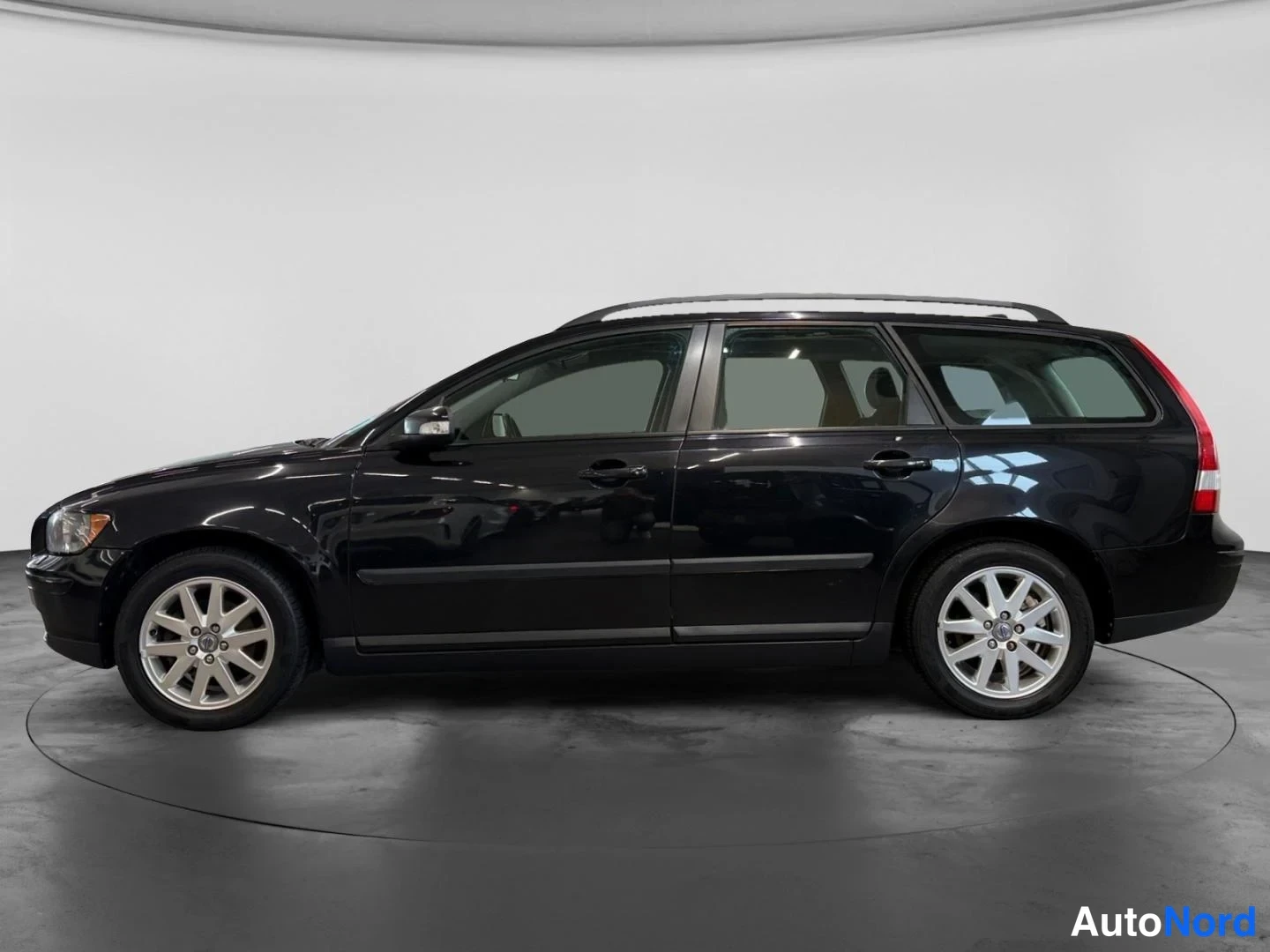 Musta Volvo V50 2007, etuviisto, keula vasemmalle, kuva 2