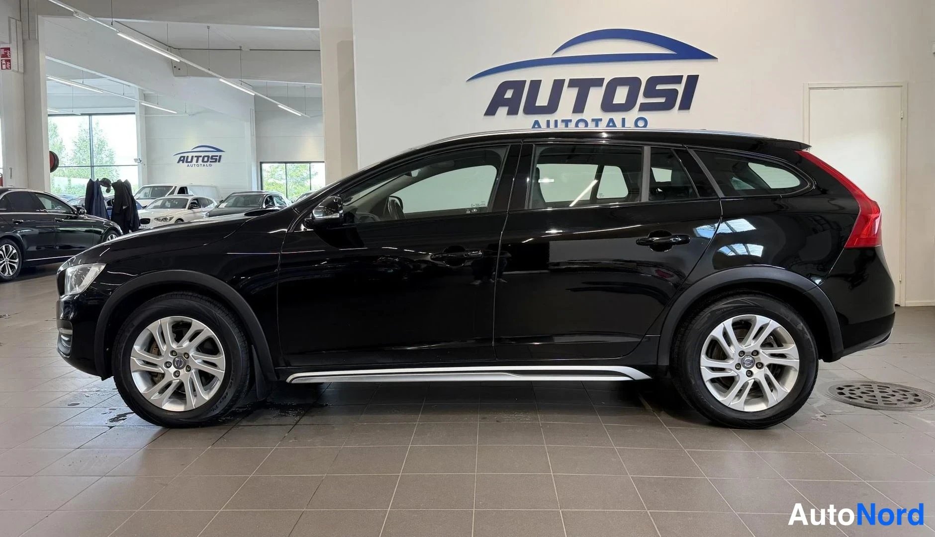 Musta Volvo V60 Cross Country 2018, sivulta, kuva 3