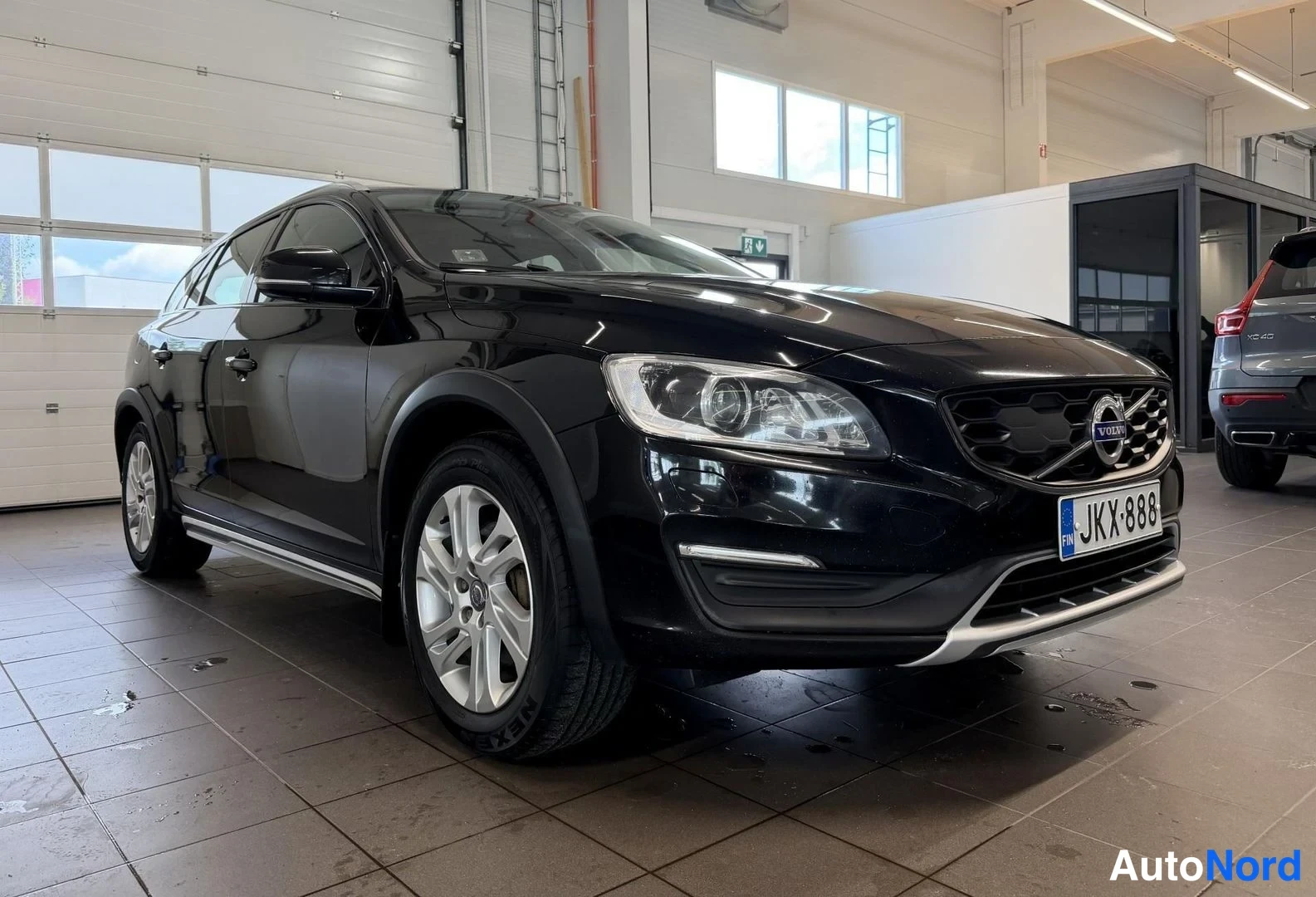 Musta Volvo V60 Cross Country 2018, etuviisto, keula oikealle, kuva 2