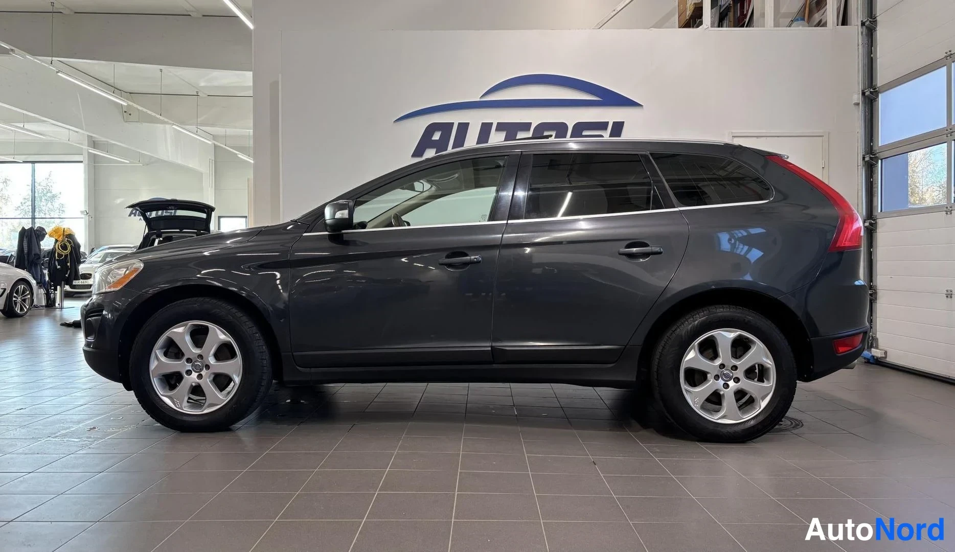 Harmaa Volvo XC60 2010, sivulta, kuva 3