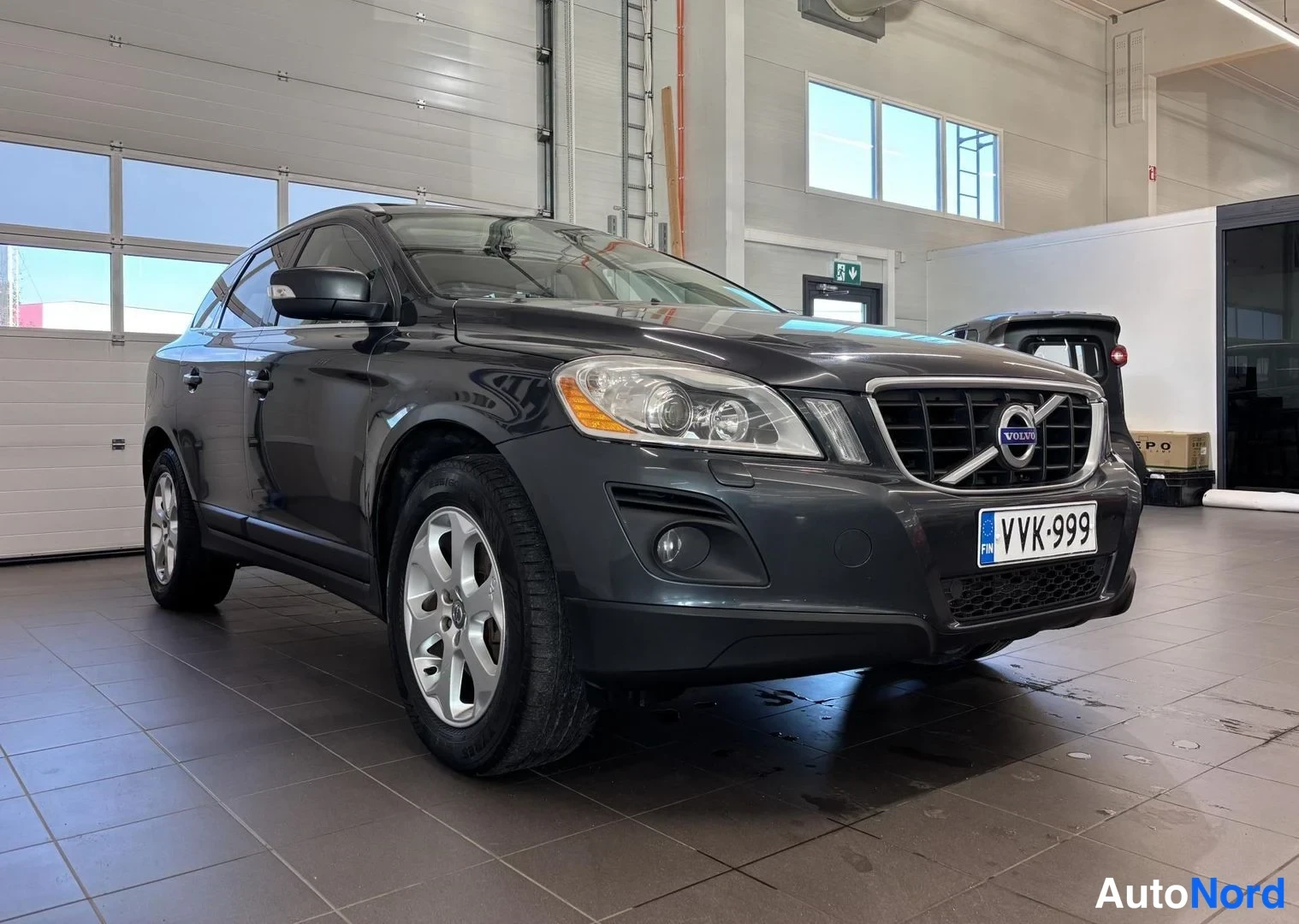 Harmaa Volvo XC60 2010, etuviisto, keula oikealle, kuva 2