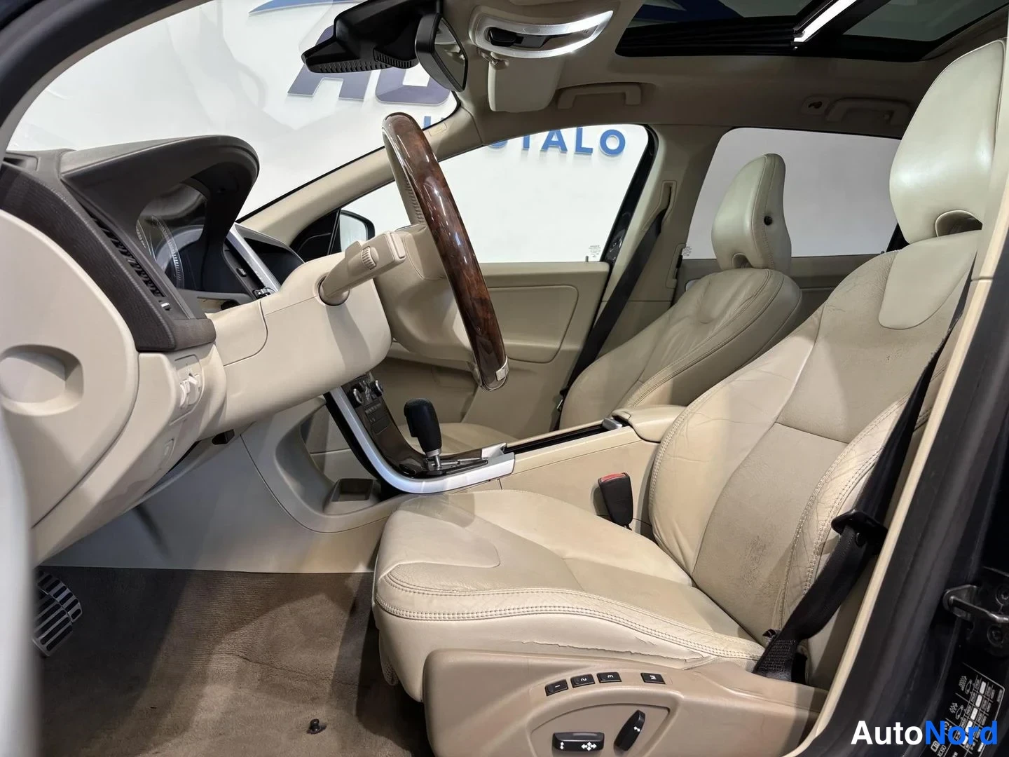 Harmaa Volvo XC60 2010, kuva 18