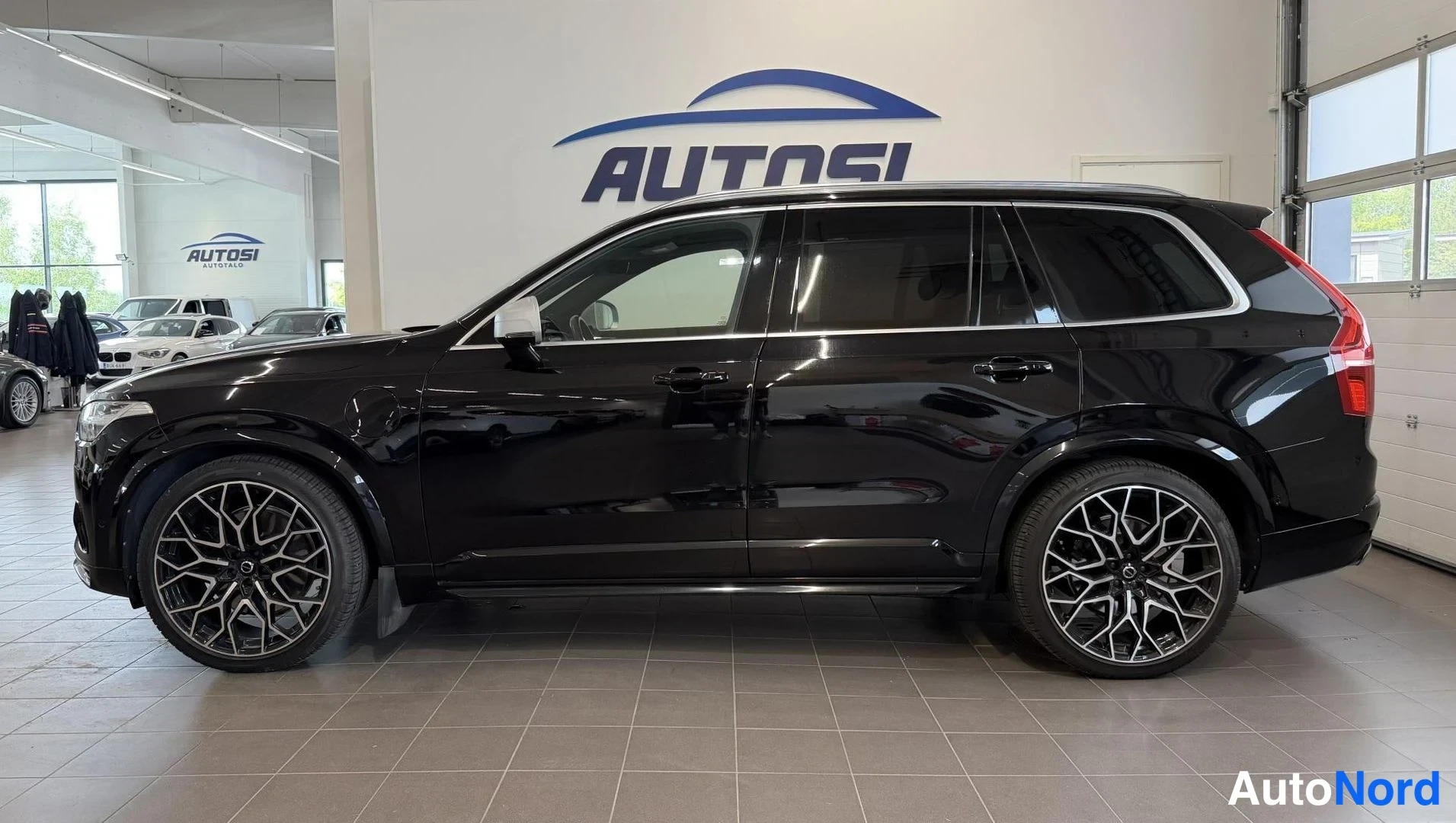 Musta Volvo XC90 2018, takaviisto, kuva 4