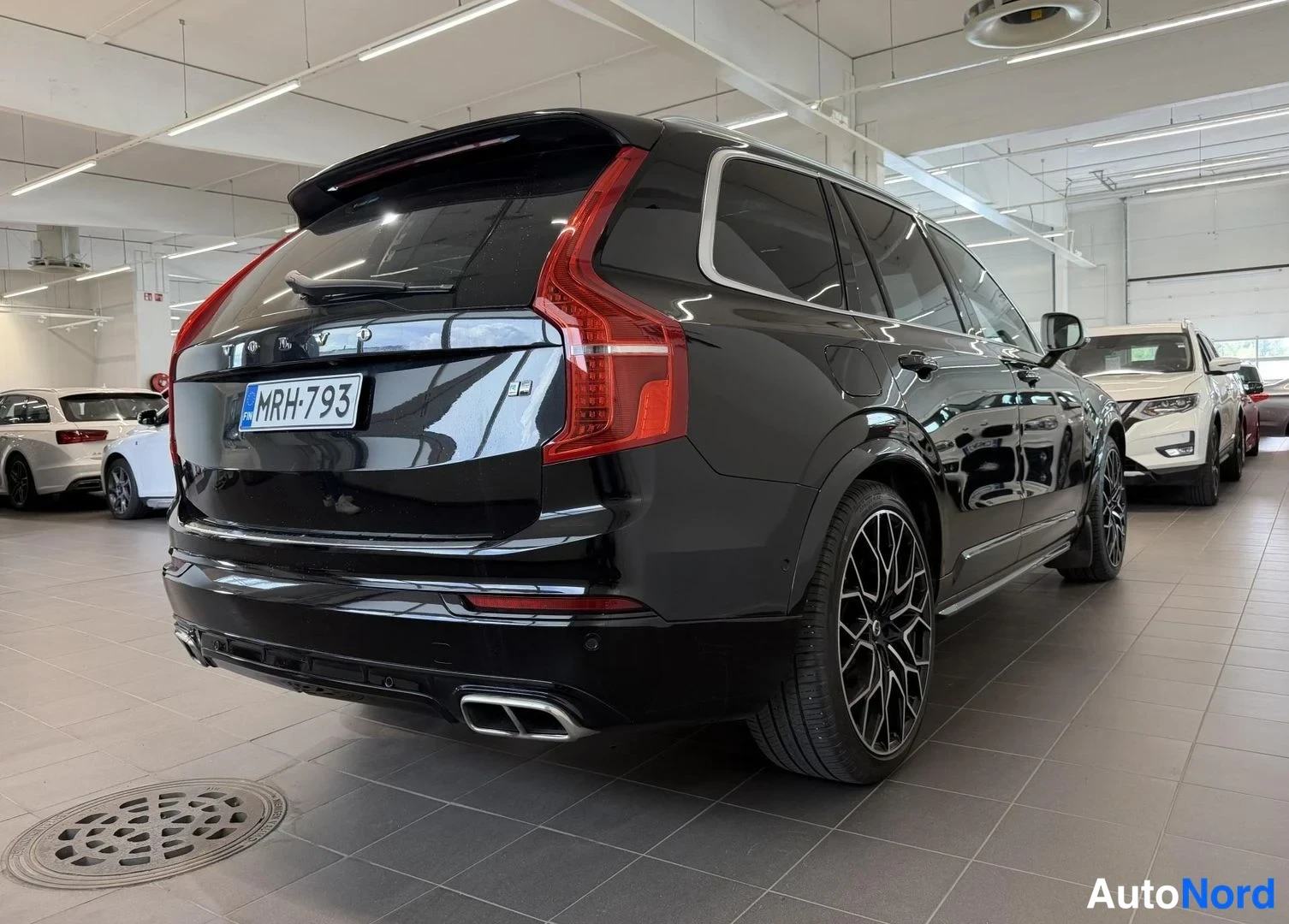 Musta Volvo XC90 2018, takaviisto, kuva 5