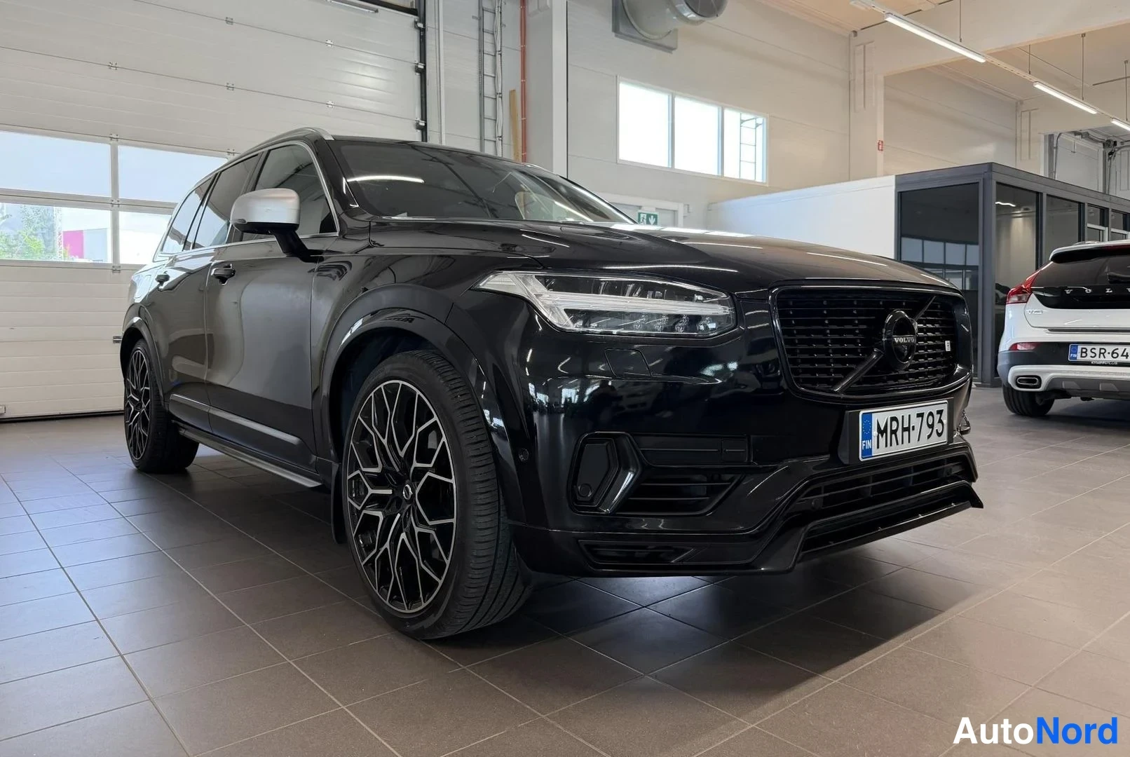 Musta Volvo XC90 2018, etuviisto, keula oikealle, kuva 2