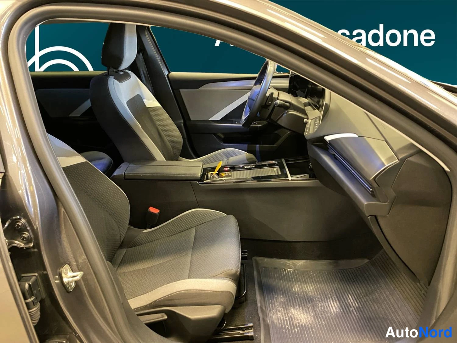 Harmaa Opel Astra Sports Tourer 2024, kuva 17