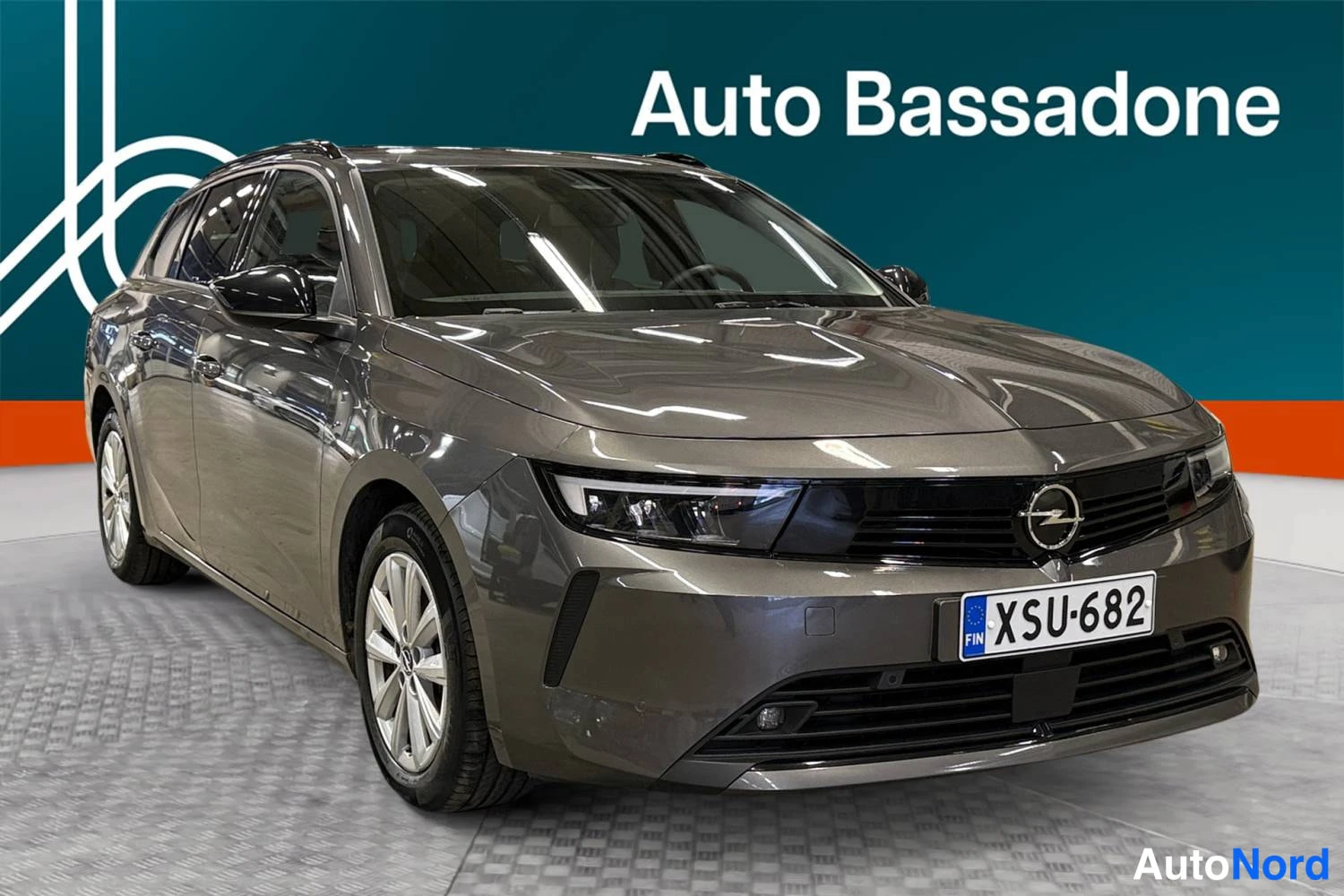 Harmaa Opel Astra Sports Tourer 2024, etuviisto, keula oikealle, kuva 2