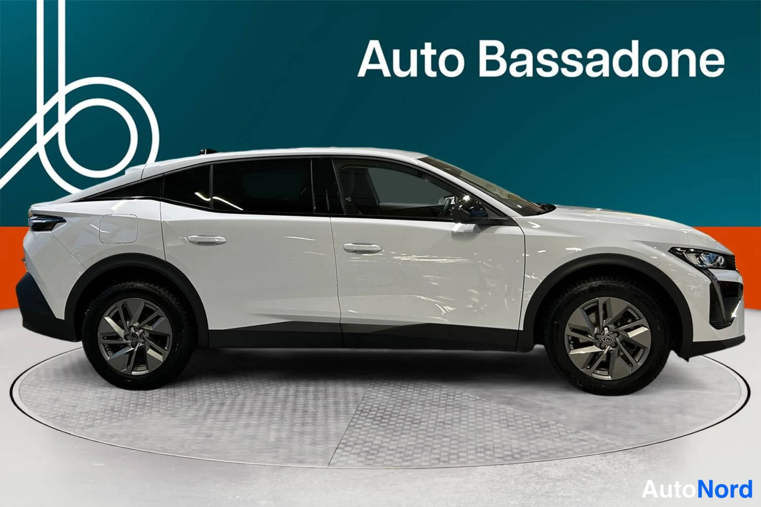 Valkoinen Peugeot 408 2024, etuviisto, keula oikealle, kuva 3