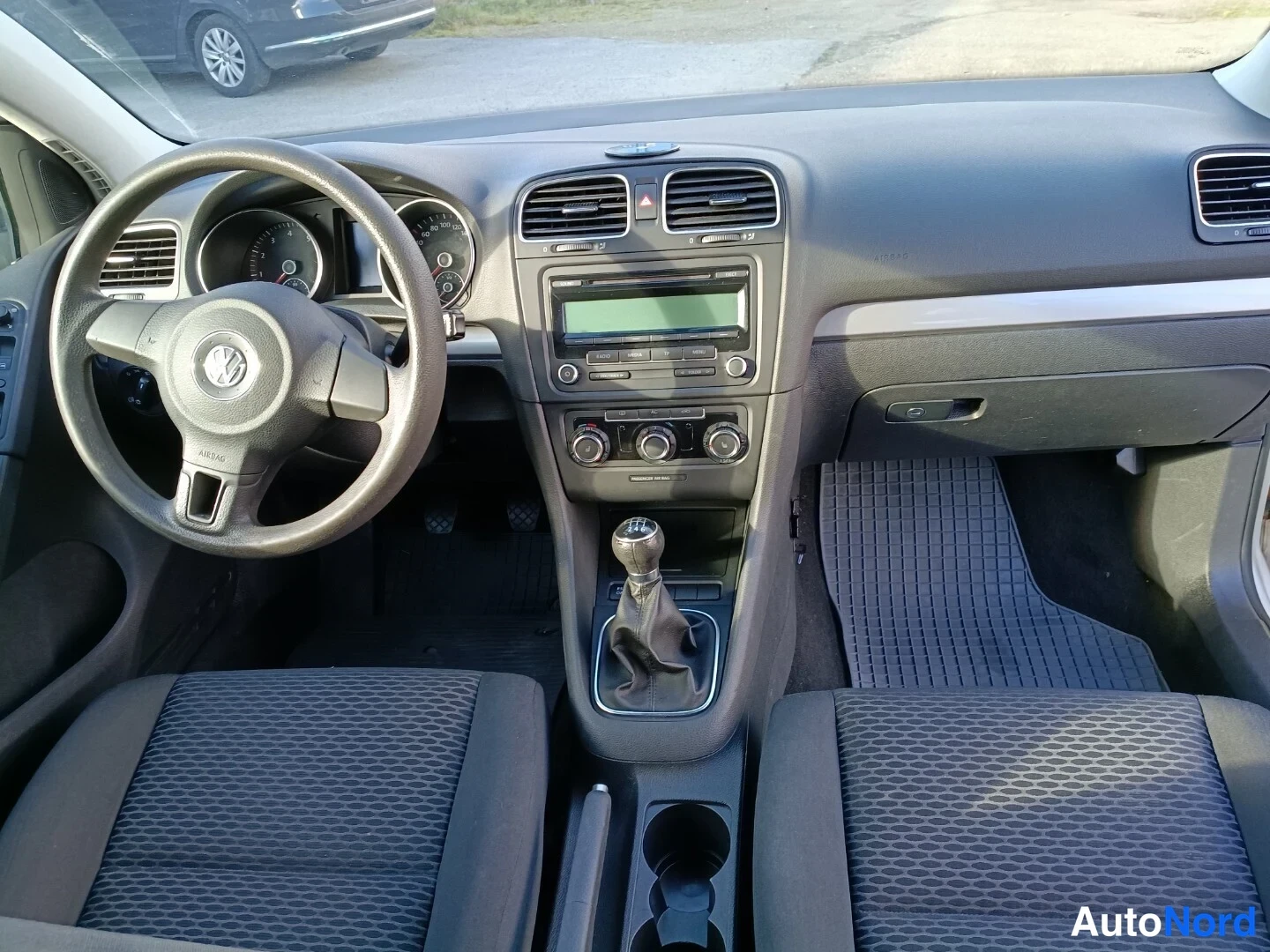 Hopea Volkswagen Golf 2009, ohjaamo, kuva 5