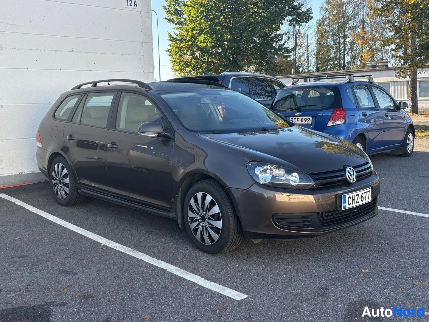 Harmaa Volkswagen Golf 2011, etuviisto, keula oikealle, kuva 2