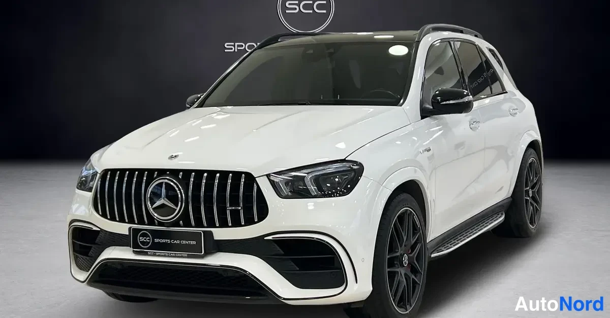 Vit Mercedes-Benz GLE 63 S 2022, snett framifrån, fronten åt vänster, bild 2