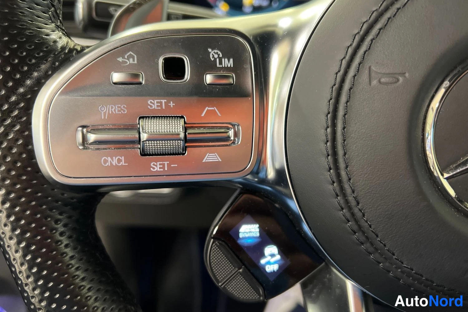 Valkoinen Mercedes-Benz GLE 63 S 2022, yksityiskohta, kuva 21