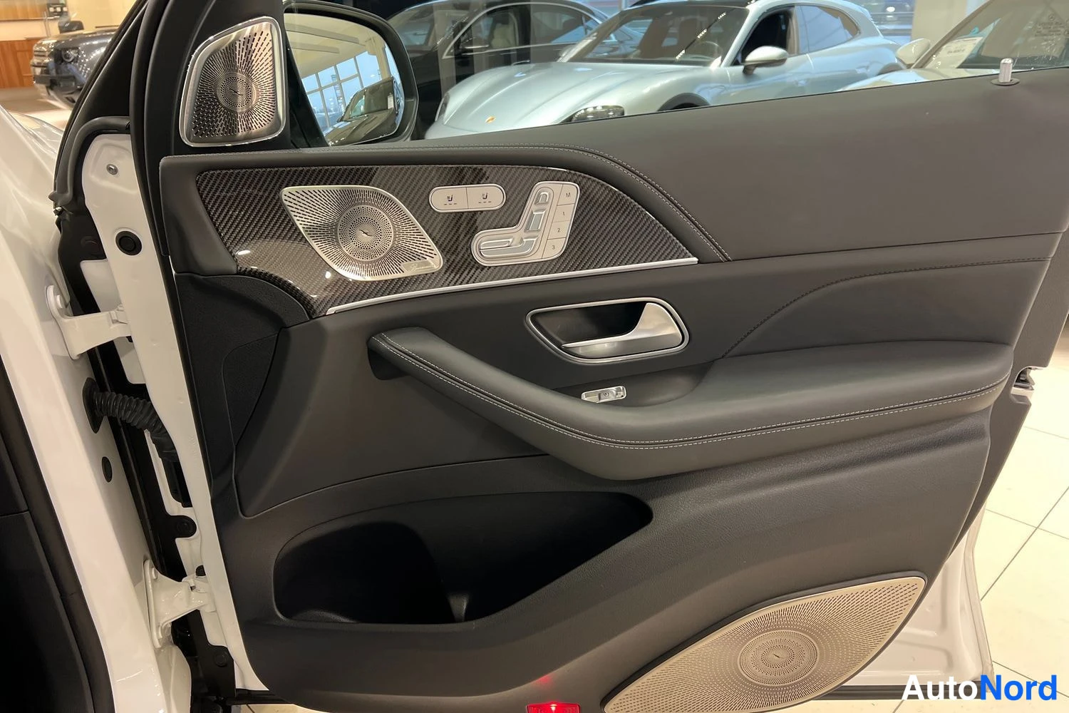 Valkoinen Mercedes-Benz GLE 63 S 2022, yksityiskohta, kuva 24