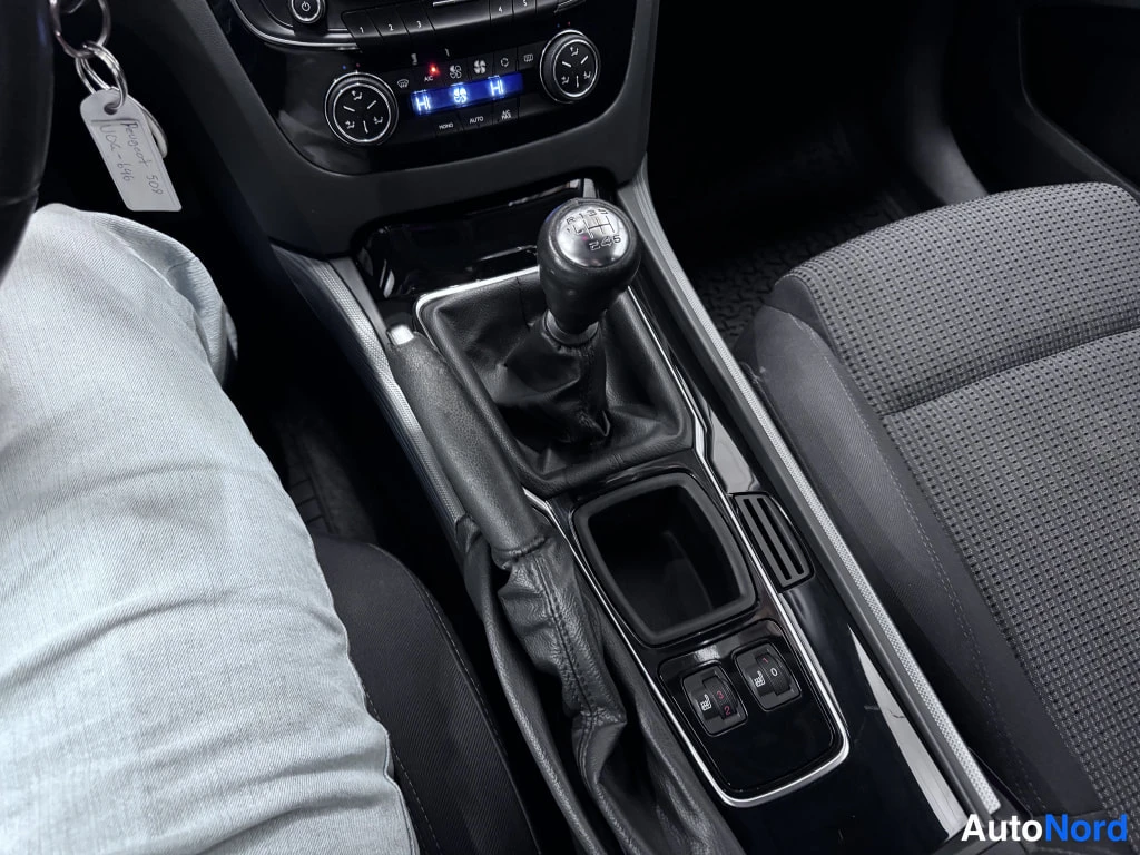 Valkoinen Peugeot 508 2012, ohjaamo, kuva 8