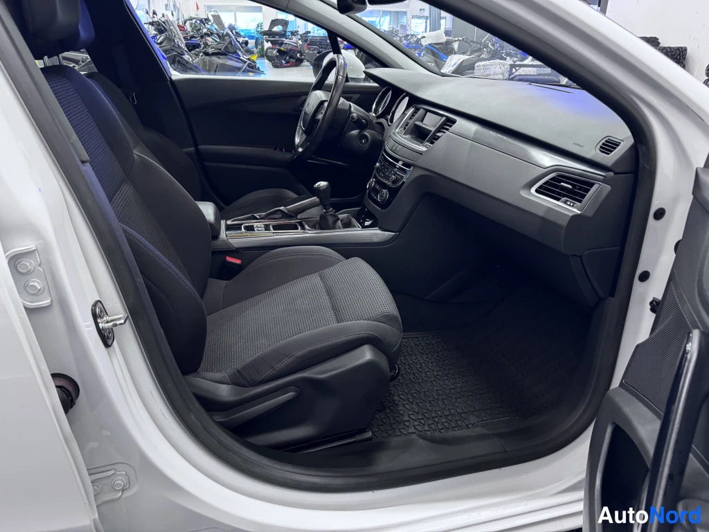 Valkoinen Peugeot 508 2012, ohjaamo, kuva 10