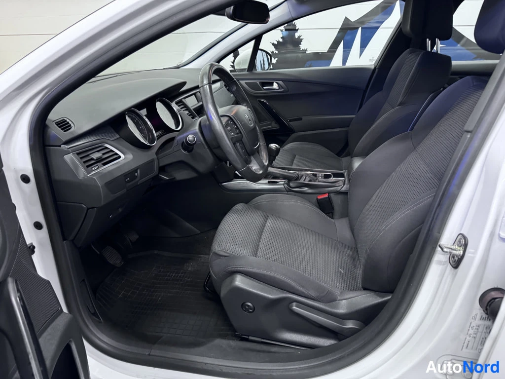 Valkoinen Peugeot 508 2012, ohjaamo, kuva 6