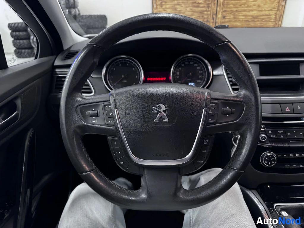 Valkoinen Peugeot 508 2012, ohjaamo, kuva 7
