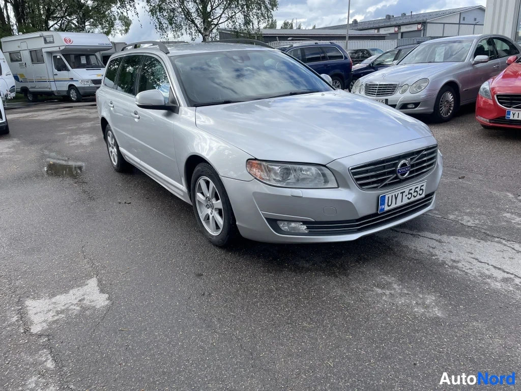 Harmaa Volvo V70 2014, etuviisto, keula oikealle, kuva 3