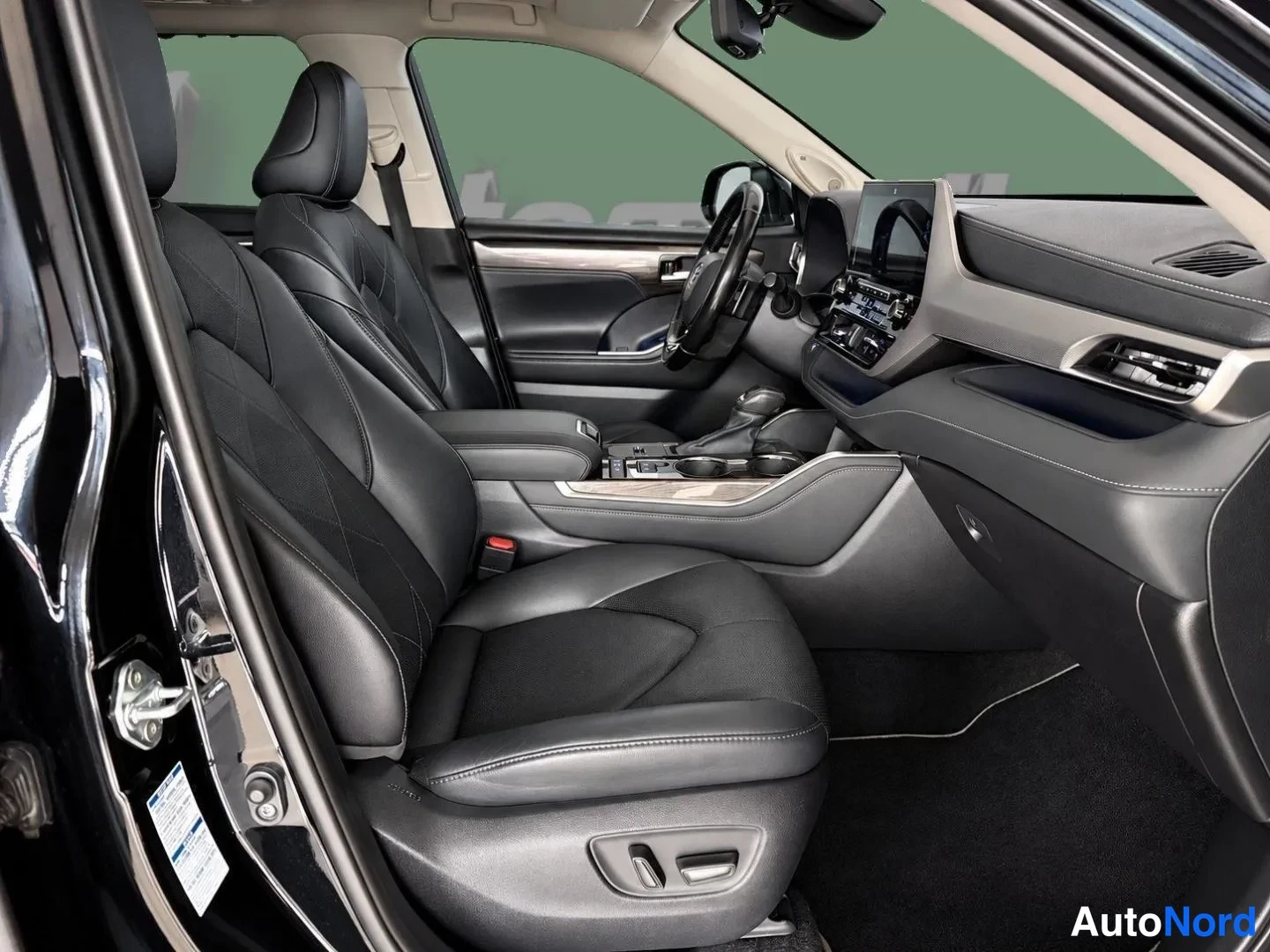 Musta Toyota Highlander 2021, etuistuimet, kuva 11