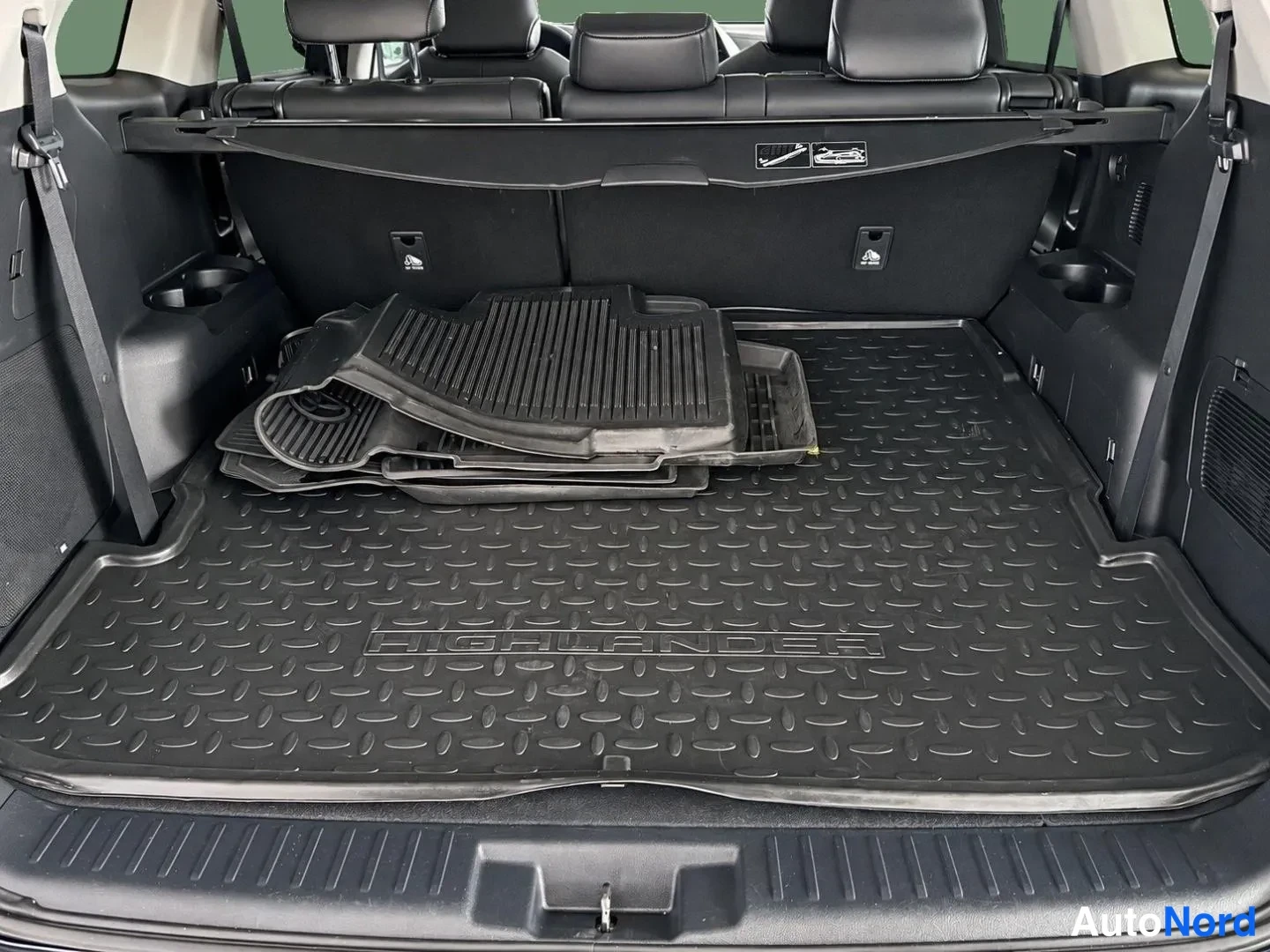 Musta Toyota Highlander 2021, tavaratila, kuva 15