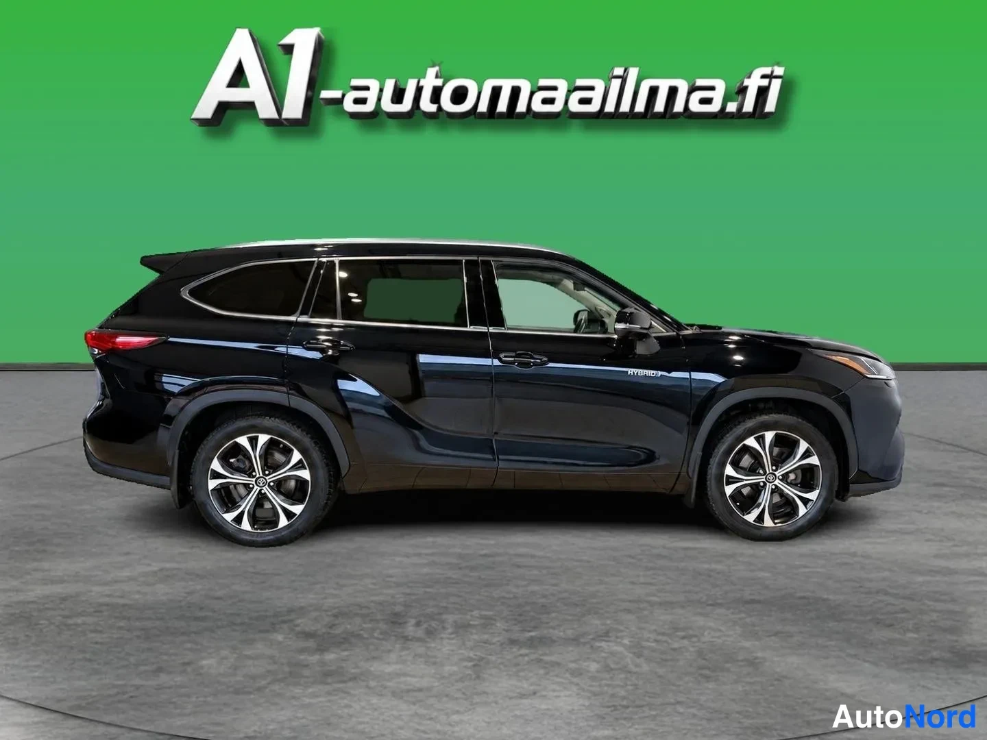 Musta Toyota Highlander 2021, etuviisto, keula oikealle, kuva 3