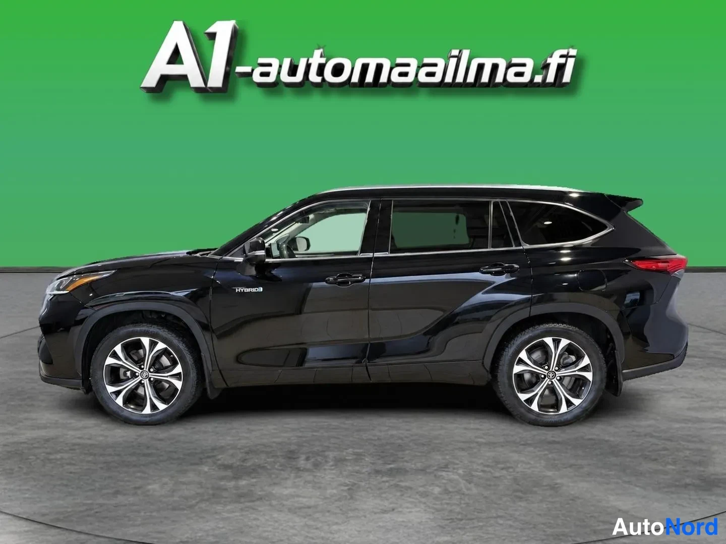 Musta Toyota Highlander 2021, etuviisto, keula vasemmalle, kuva 2