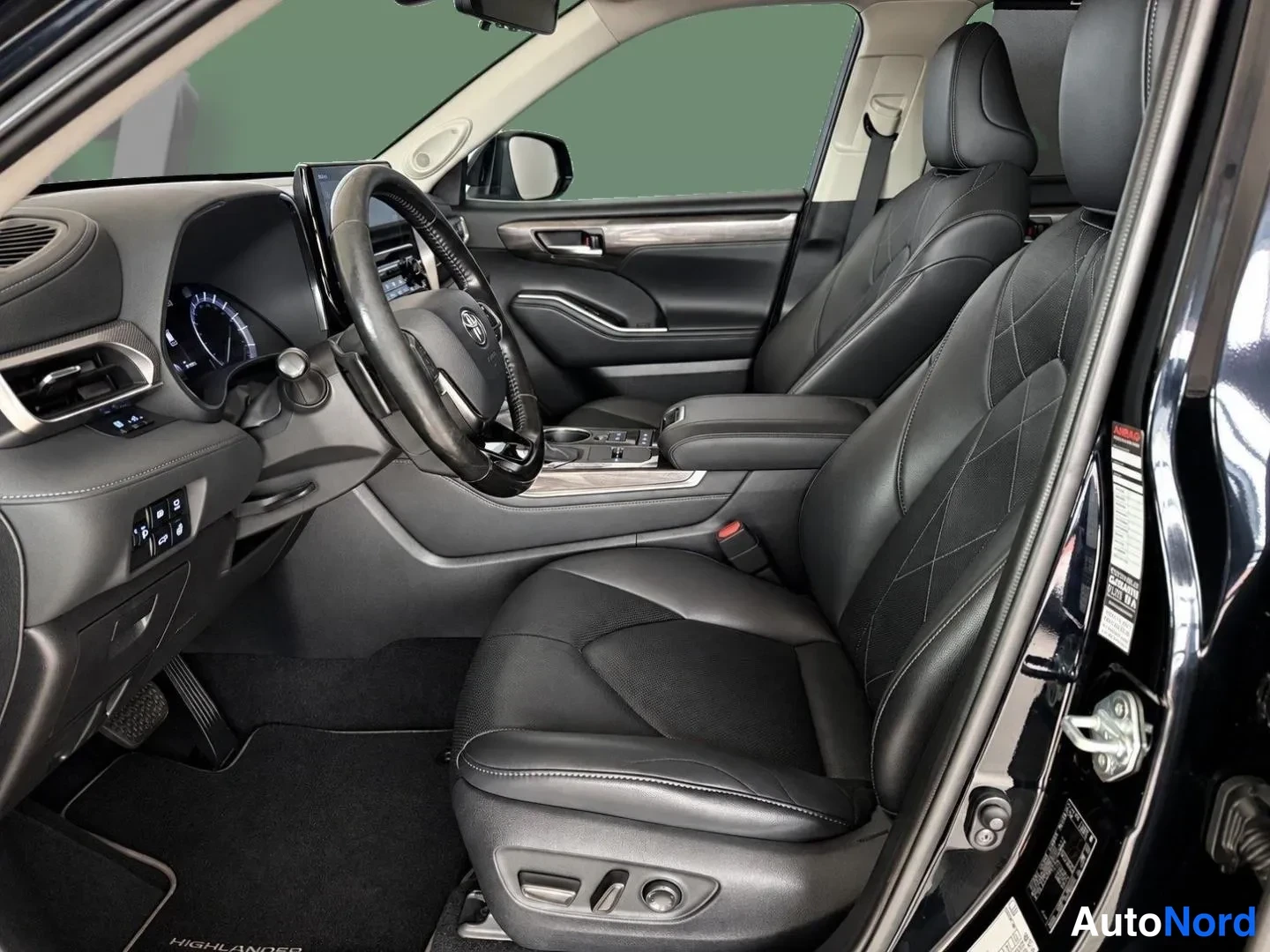 Musta Toyota Highlander 2021, etuistuimet, kuva 10