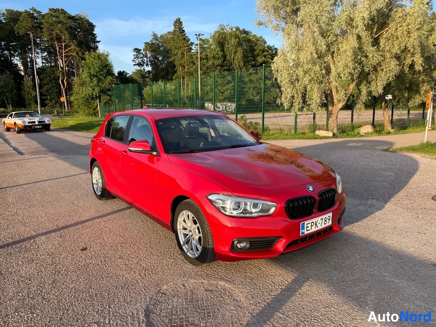 Punainen BMW 118i 2018, etuviisto, keula oikealle, kuva 6