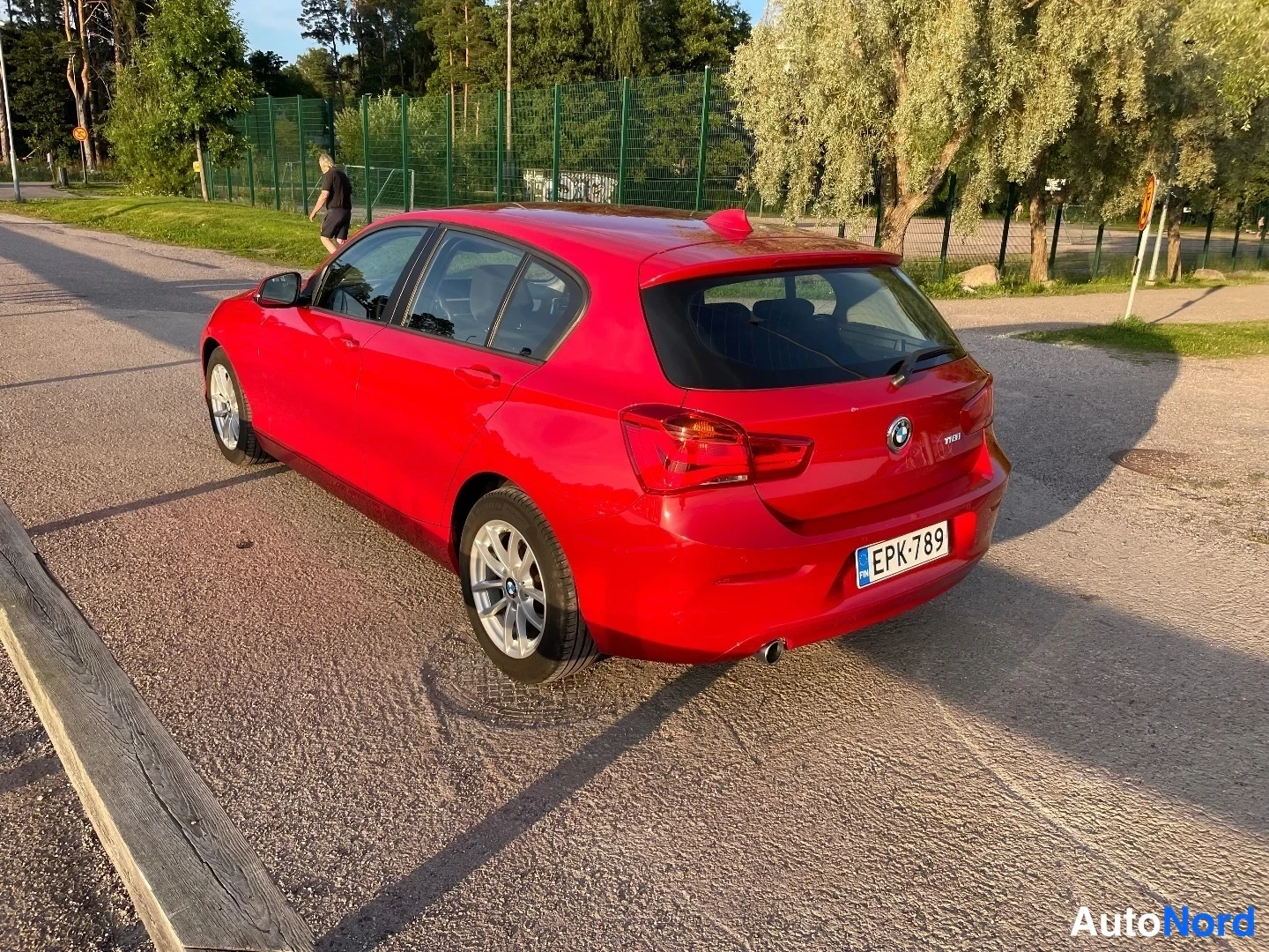 Punainen BMW 118i 2018, takaviisto, kuva 12