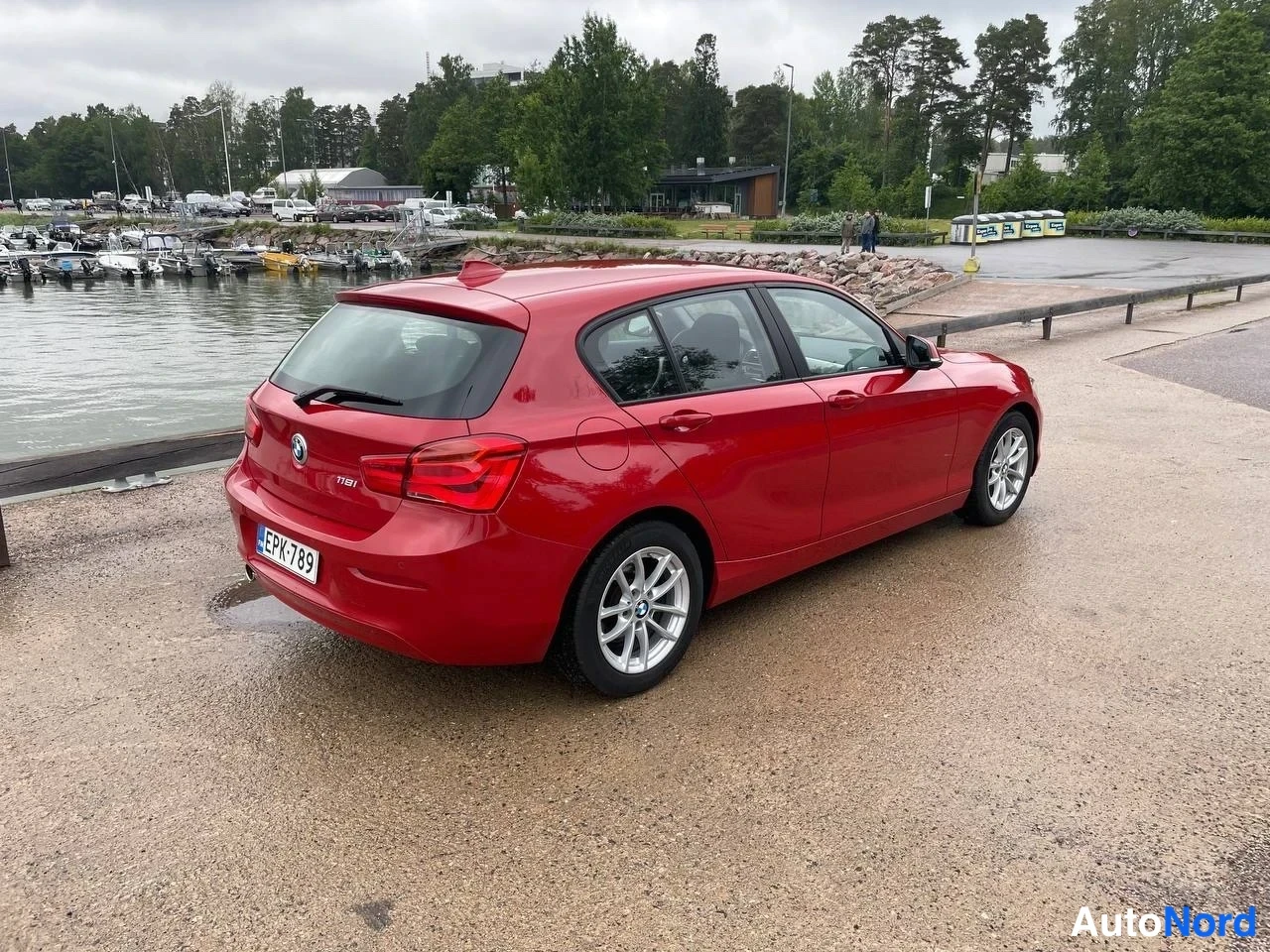 Punainen BMW 118i 2018, takaviisto, kuva 9