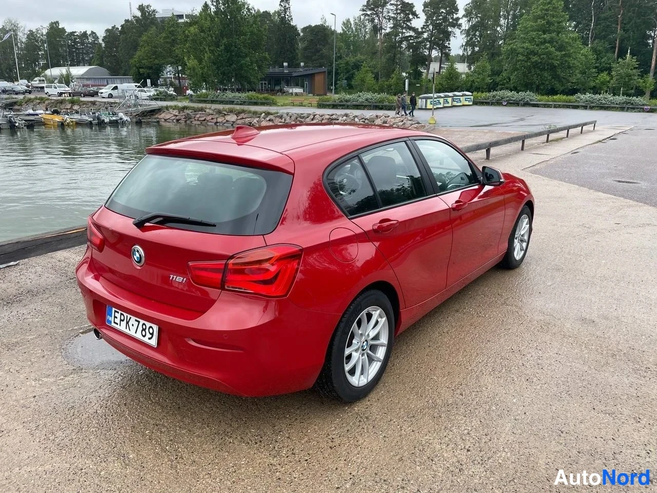 Punainen BMW 118i 2018, takaviisto, kuva 10