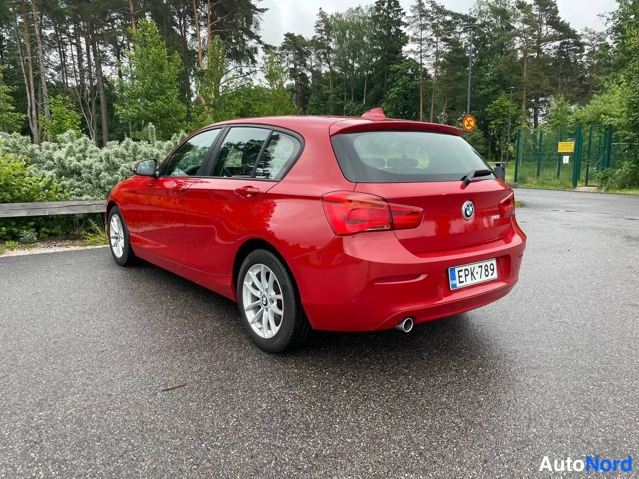 Punainen BMW 118i 2018, takaviisto, kuva 11