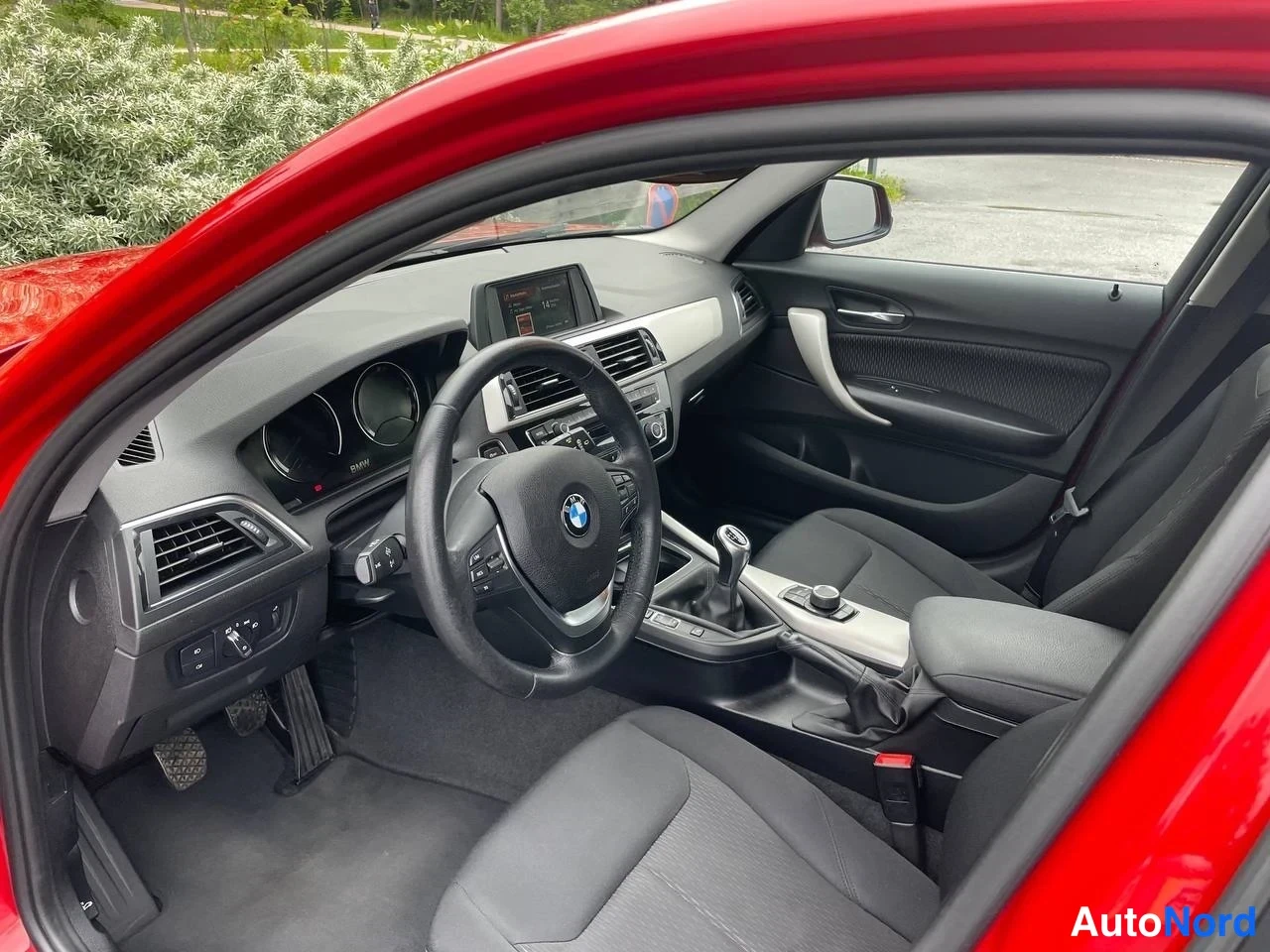 Punainen BMW 118i 2018, ohjaamo, kuva 14