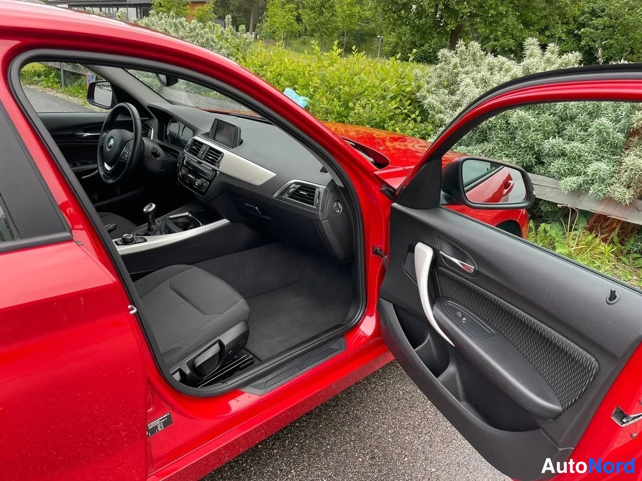 Punainen BMW 118i 2018, ohjaamo, kuva 16