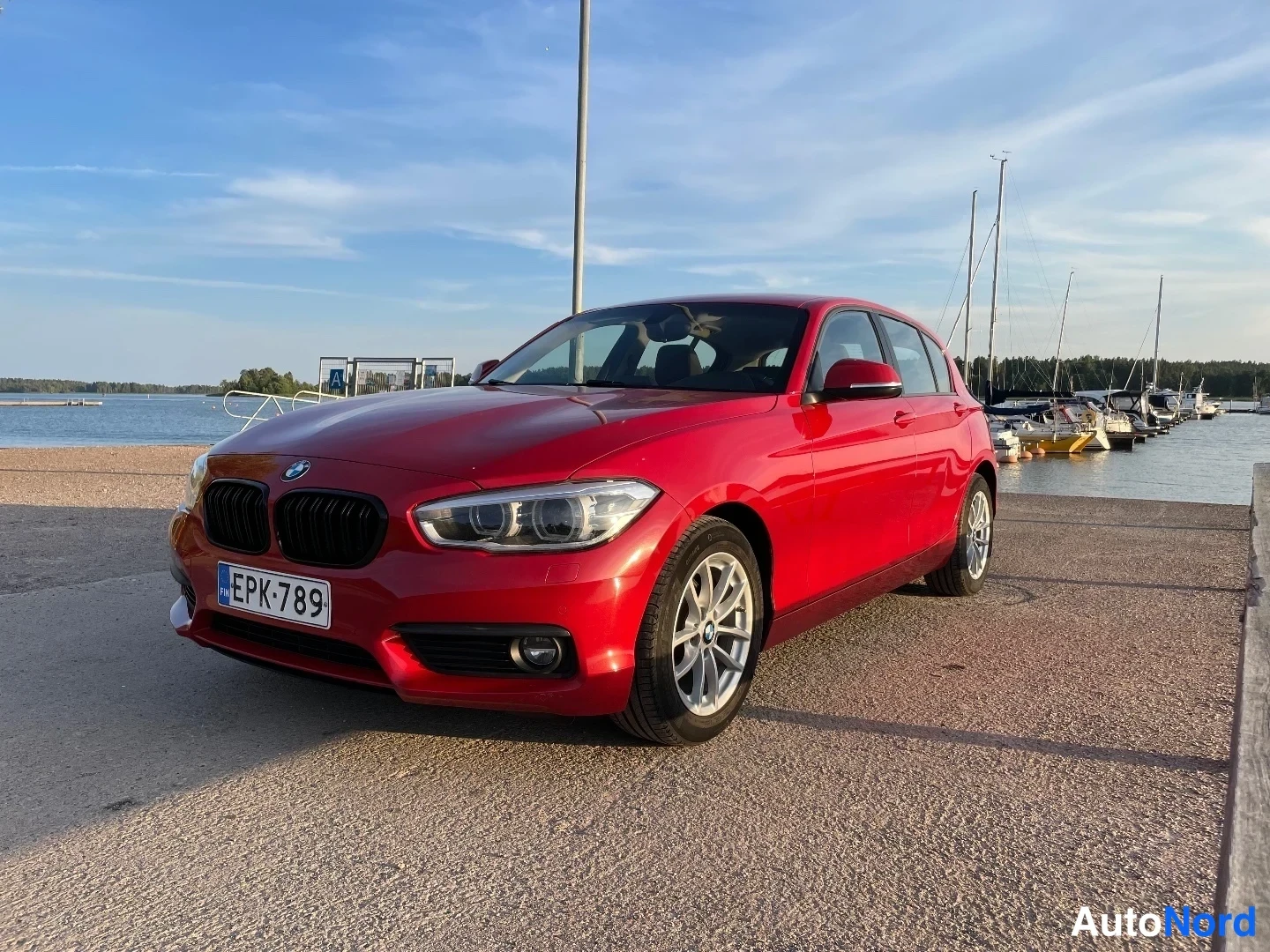 Punainen BMW 118i 2018, etuviisto, keula vasemmalle, kuva 4