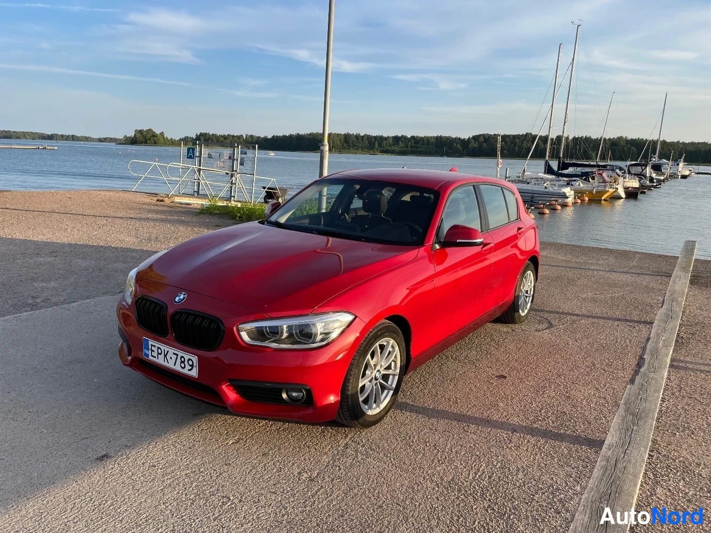 Punainen BMW 118i 2018, etuviisto, keula vasemmalle, kuva 2