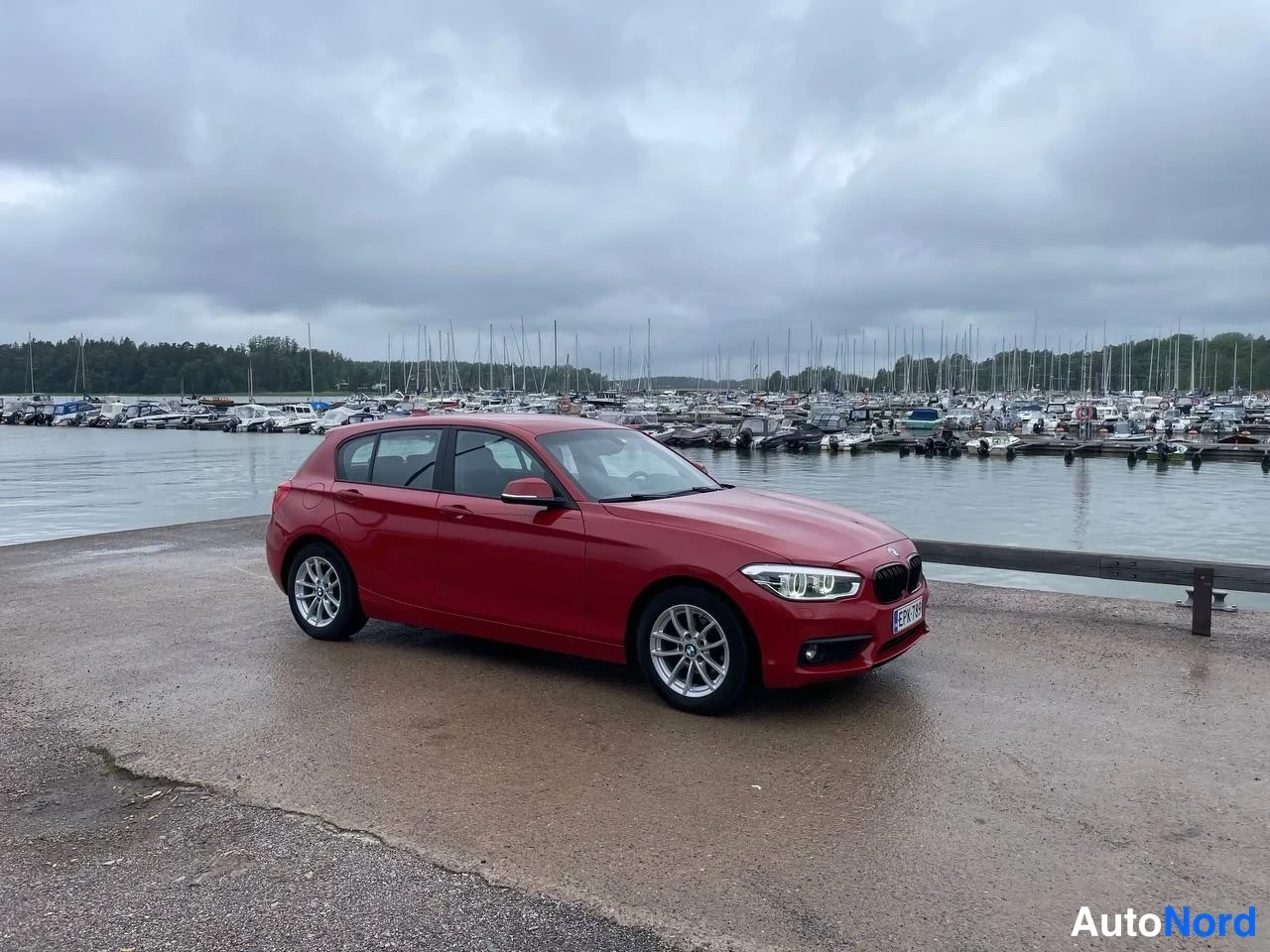 Punainen BMW 118i 2018, etuviisto, keula oikealle, kuva 5