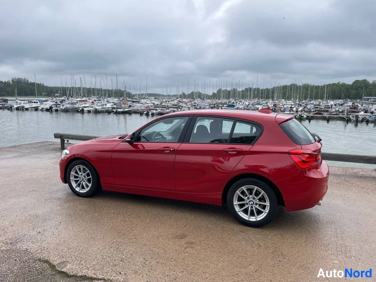 Punainen BMW 118i 2018, etuviisto, keula vasemmalle, kuva 3