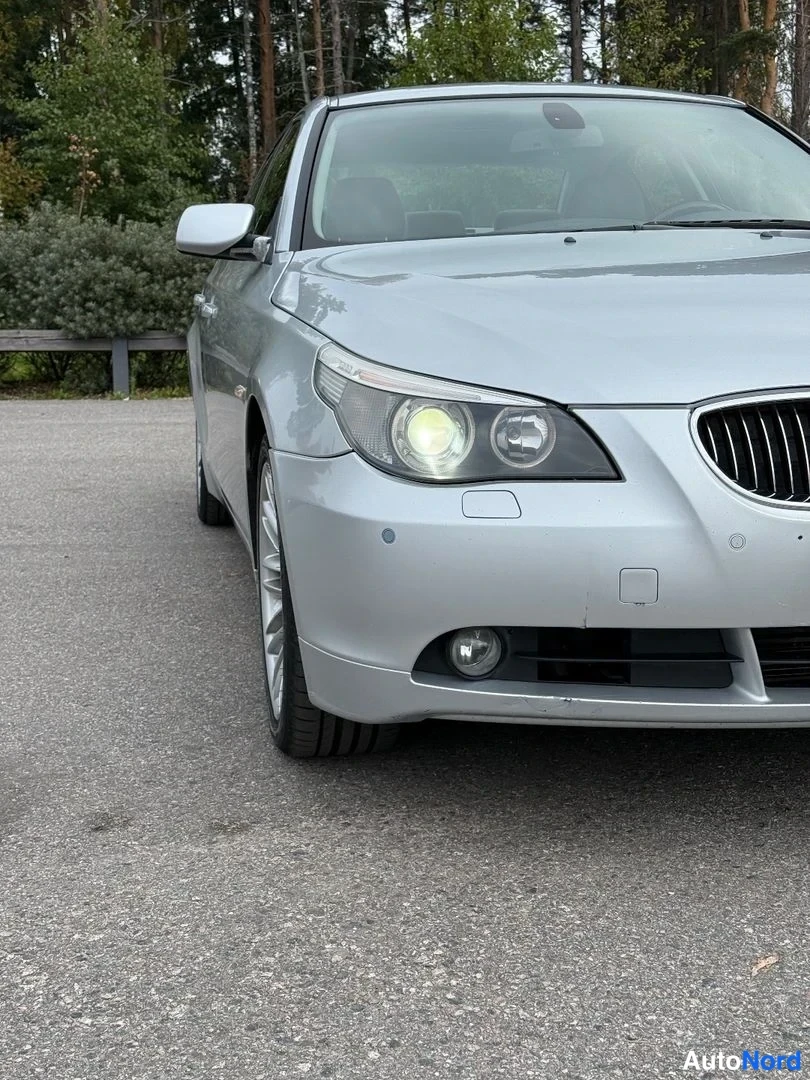 Hopea BMW 545i 2004, etuviisto, keula oikealle, kuva 5