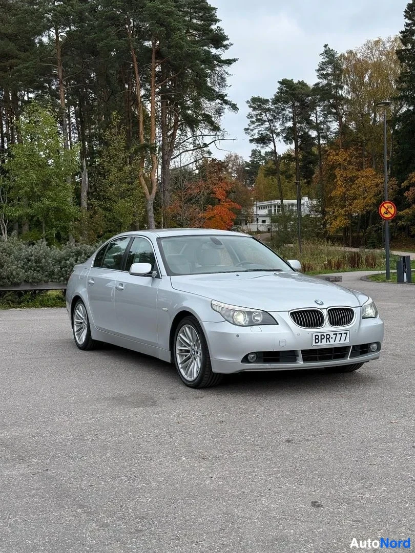 Hopea BMW 545i 2004, etuviisto, keula oikealle, kuva 4