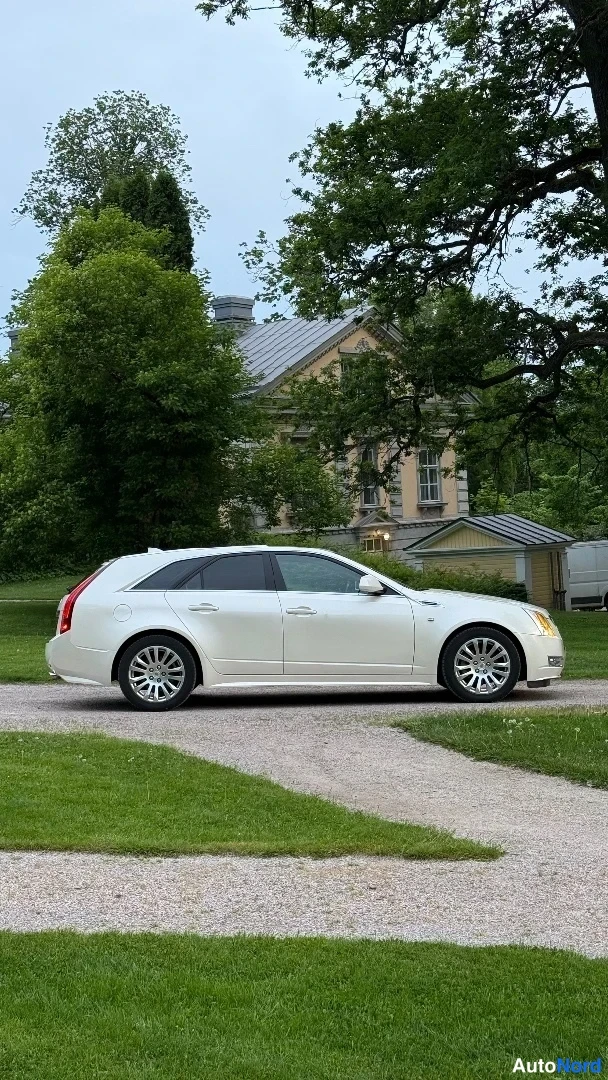 Valkoinen Cadillac CTS 2010, sivulta, kuva 6