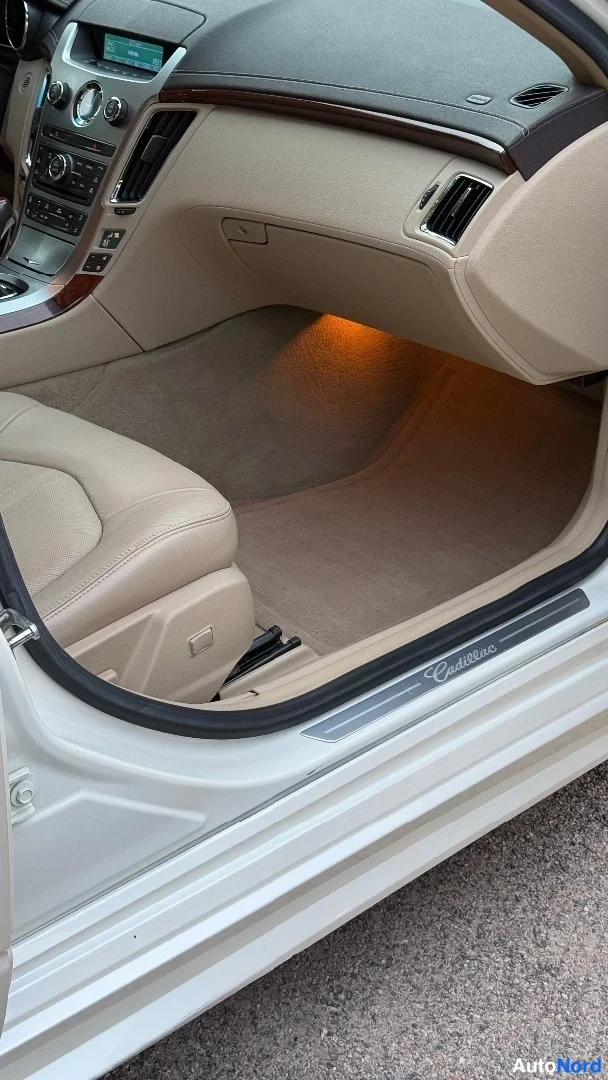 Valkoinen Cadillac CTS 2010, ohjaamo, kuva 22