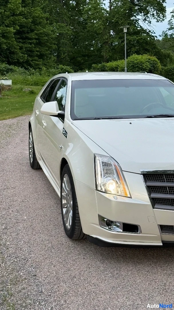 Valkoinen Cadillac CTS 2010, etuviisto, keula oikealle, kuva 3