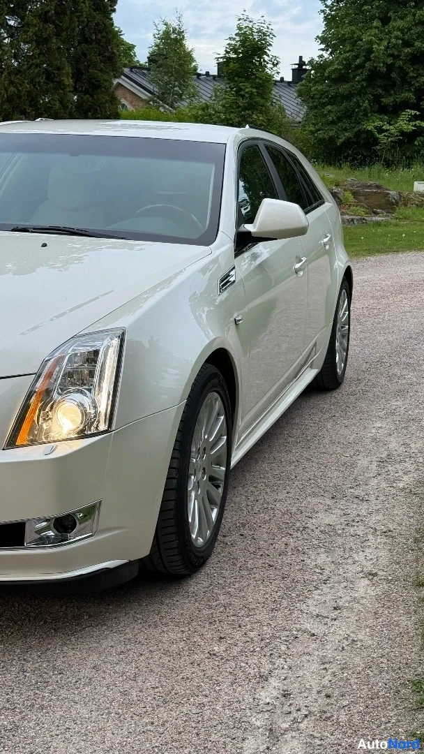 Valkoinen Cadillac CTS 2010, etuviisto, keula vasemmalle, kuva 2