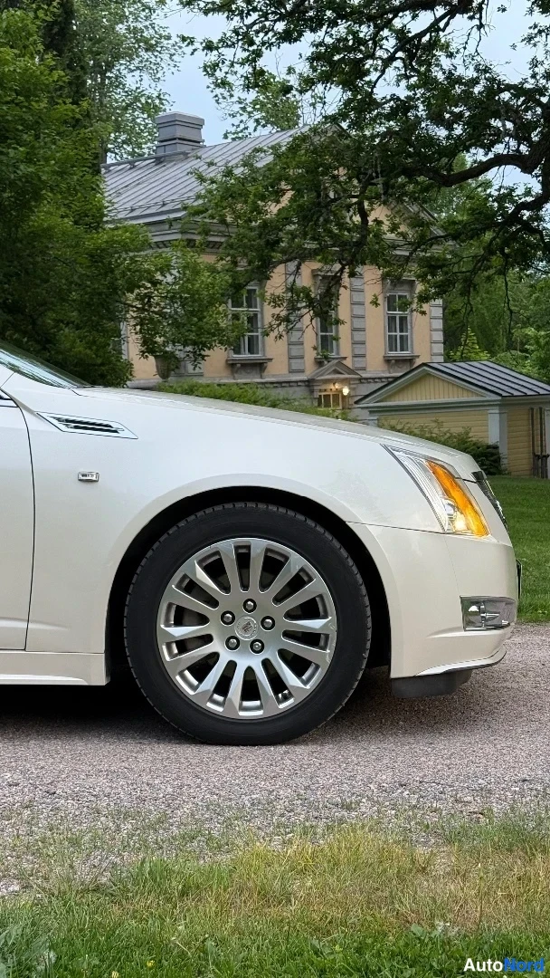 Valkoinen Cadillac CTS 2010, etuviisto, keula oikealle, kuva 4