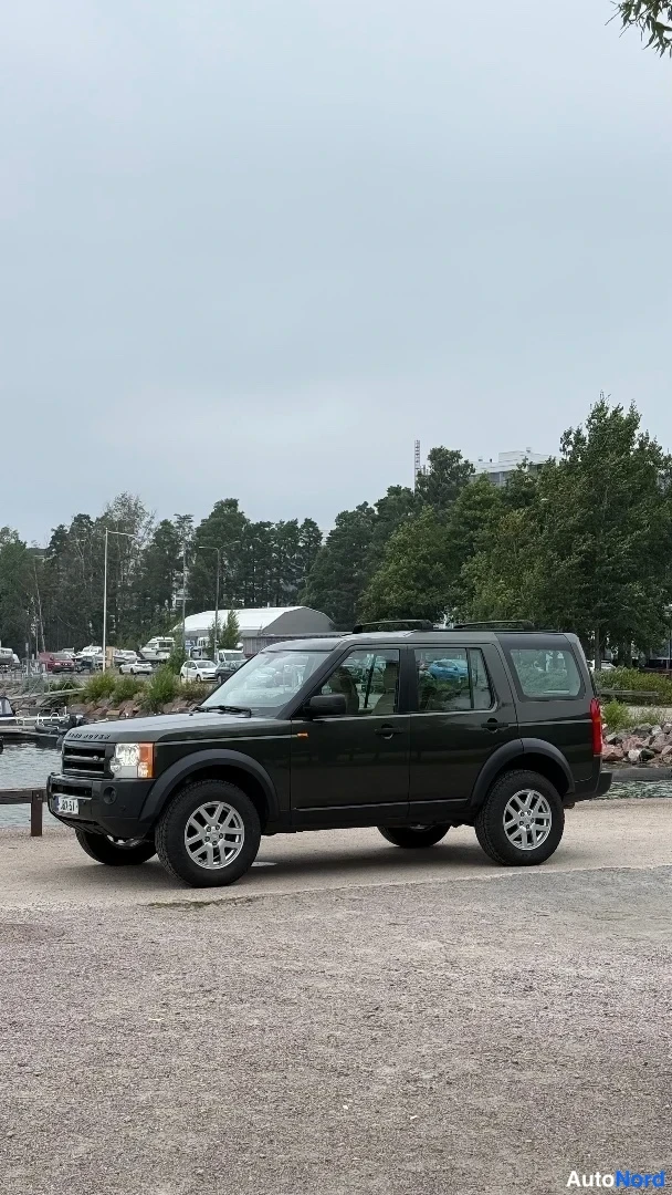 Vihreä Land Rover Discovery 2006, etuviisto, keula vasemmalle, kuva 2